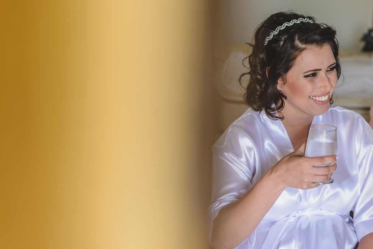 noiva sorrindo e bebendo água no making of - Itapevi - SP - fotografia Cia P&B Produções - Chácara Brilho da Lua