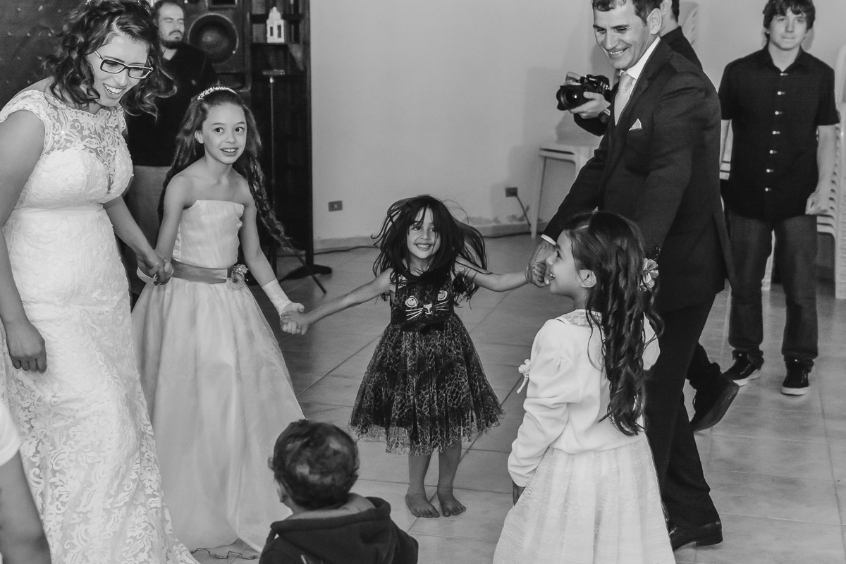 Noivo e noiva dançando com as crianças na festa - Itapevi - SP - fotografia Cia P&B Produções - Chácara Brilho da Lua