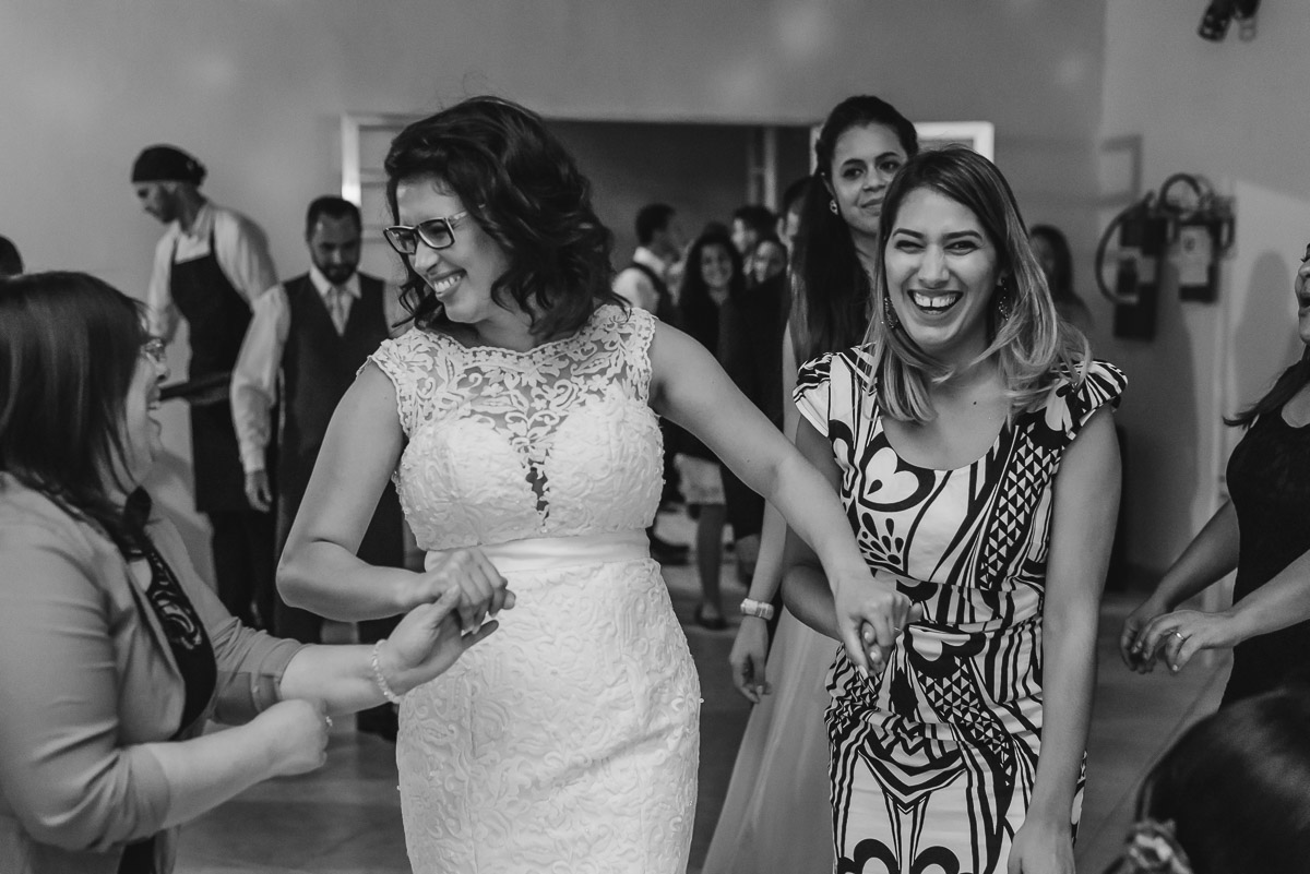 Noiva dançando com as amigas na festa - Itapevi - SP - fotografia Cia P&B Produções - Chácara Brilho da Lua