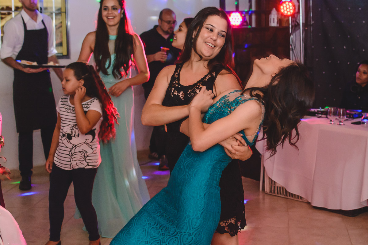 Irmã da noiva e convidada dançando na festa - Itapevi - SP - fotografia Cia P&B Produções - Chácara Brilho da Lua