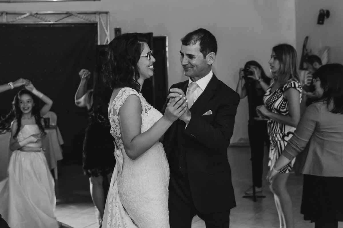 Valsa dos noivos na festa - Itapevi - SP - fotografia Cia P&B Produções - Chácara Brilho da Lua