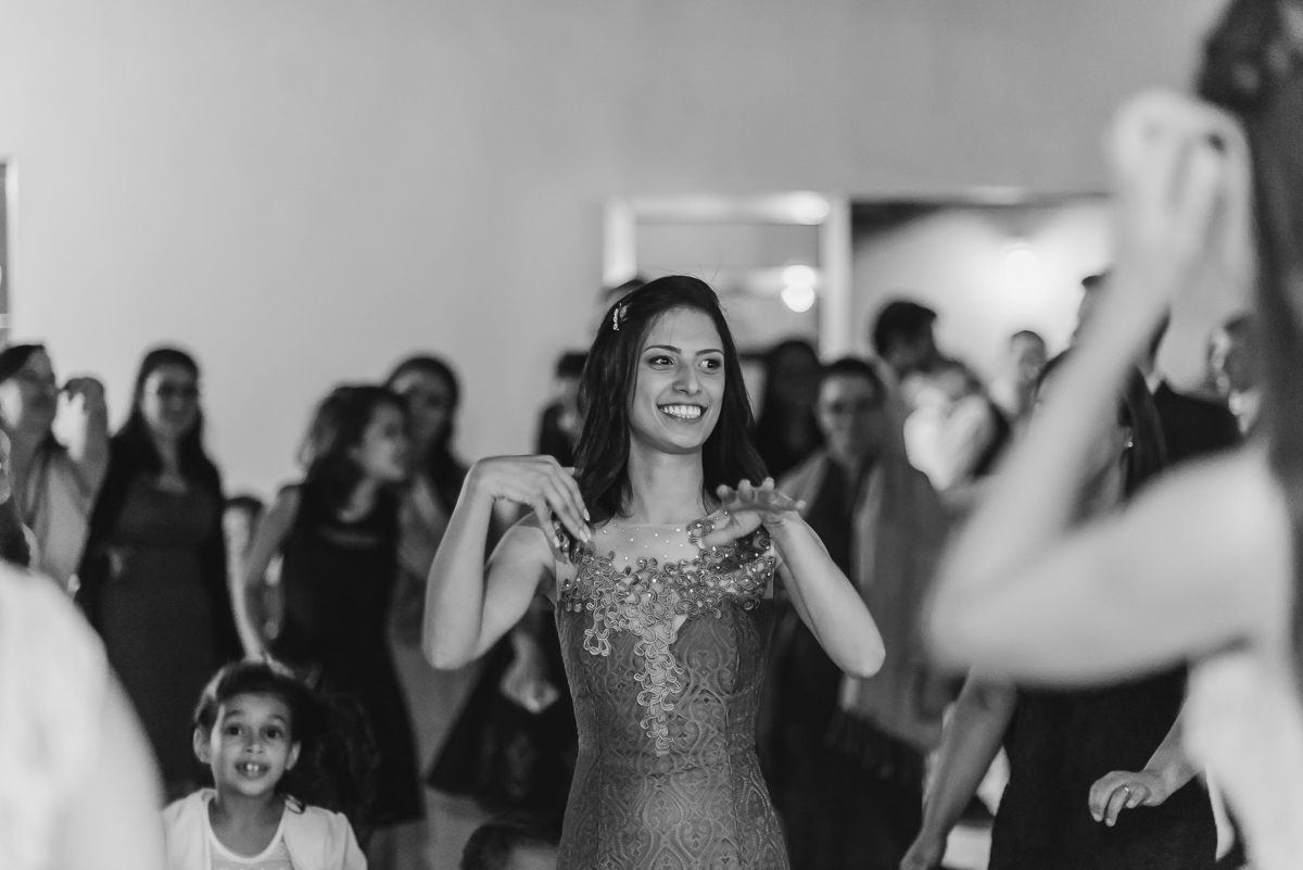Irmã da noiva dançando e sorrindo  na festa - - Itapevi - SP - fotografia Cia P&B Produções - Chácara Brilho da Lua