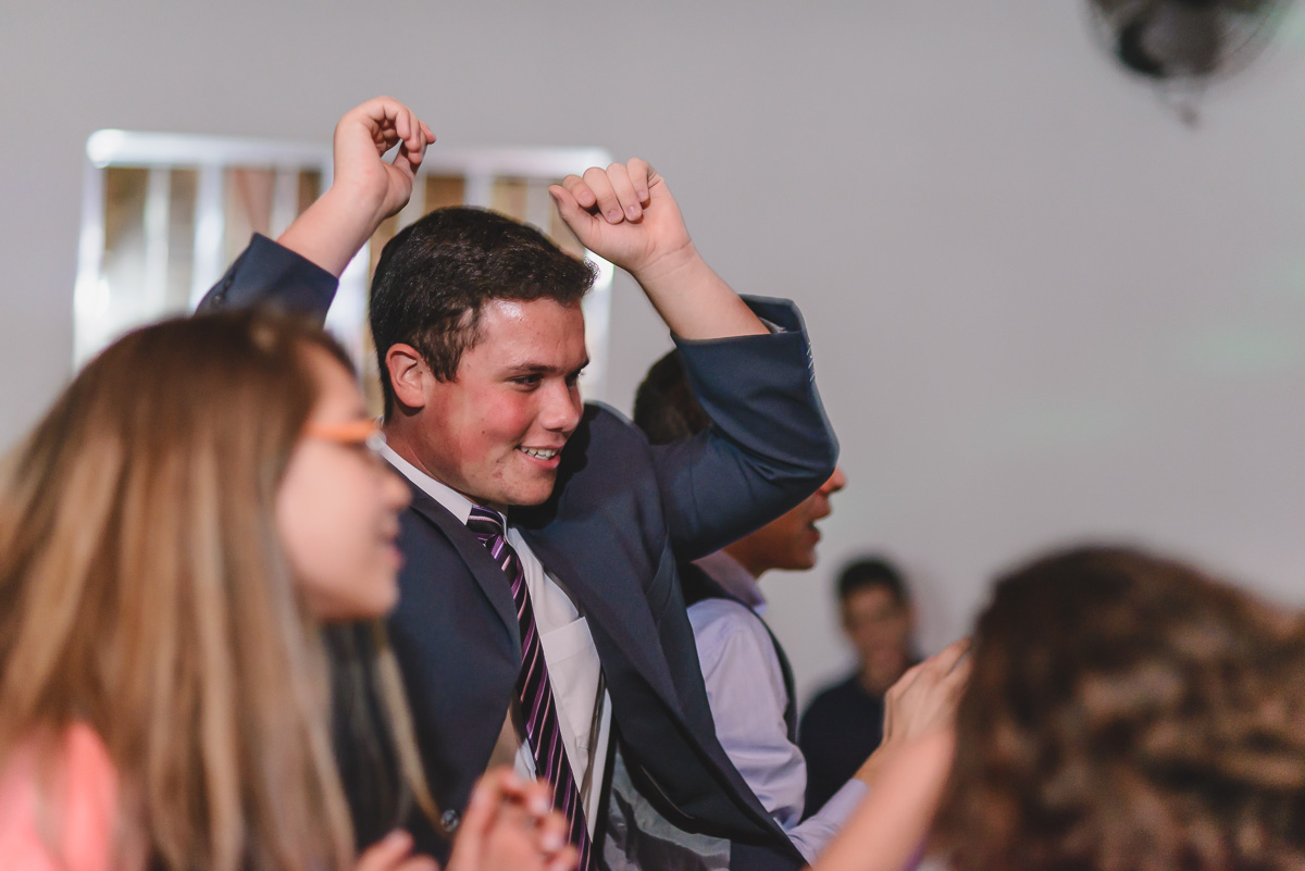 Convidado dançando na festa com as mãos pra cima - Itapevi - SP - fotografia Cia P&B Produções - Chácara Brilho da Lua
