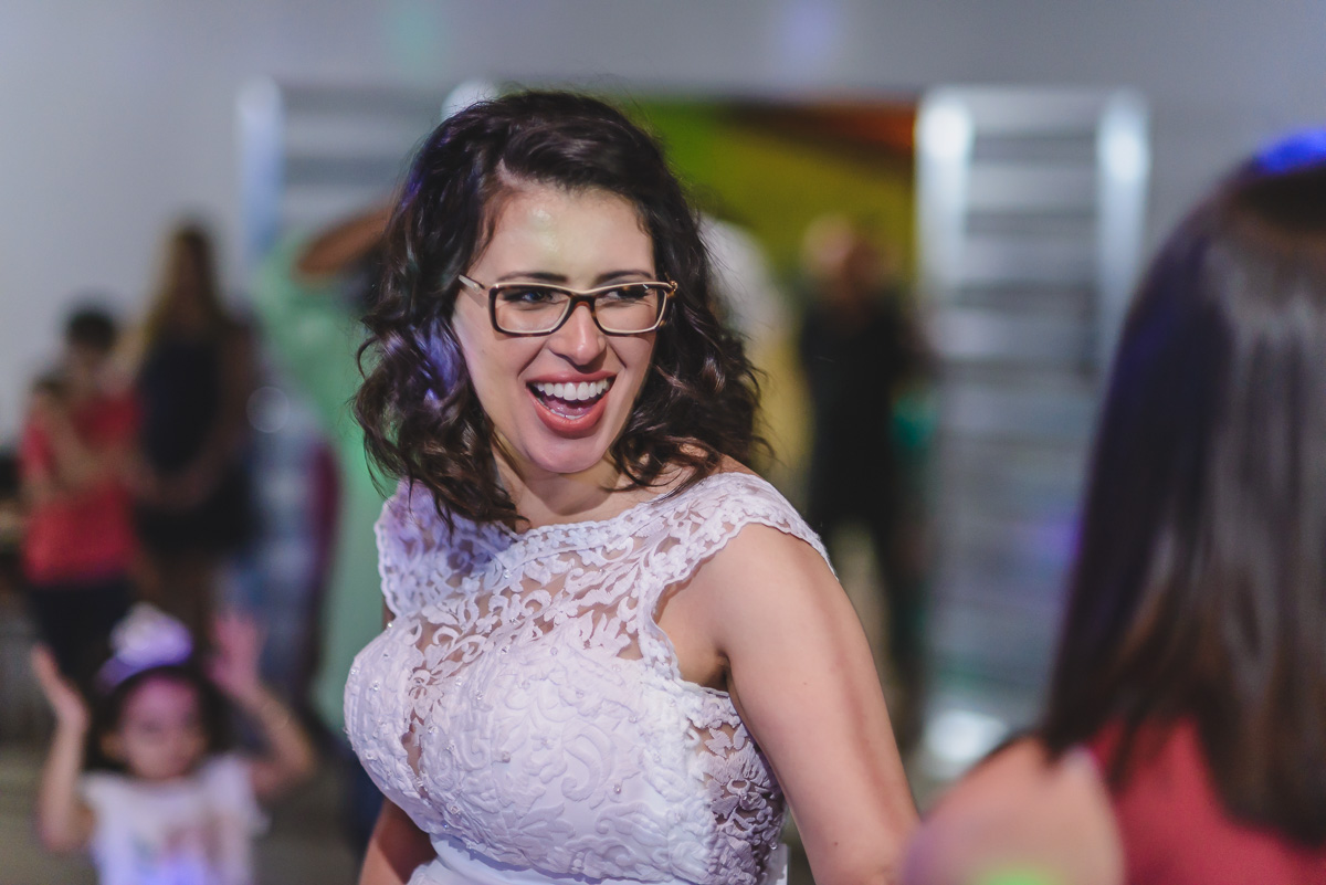 Noiva dançando e sorrindo na festa - Itapevi - SP - fotografia Cia P&B Produções 