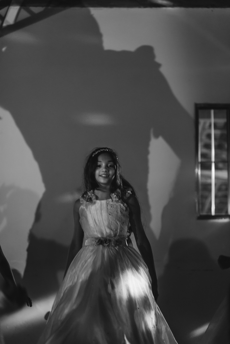 daminha dançando na festa - Itapevi - SP - fotografia Cia P&B Produções 