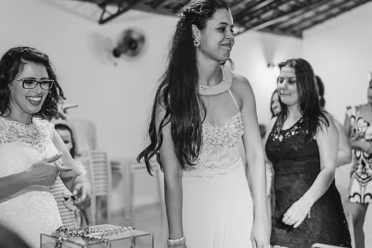 Convidada tentando abrir o cadeado do buquê - Itapevi - SP - fotografia Cia P&B Produções 