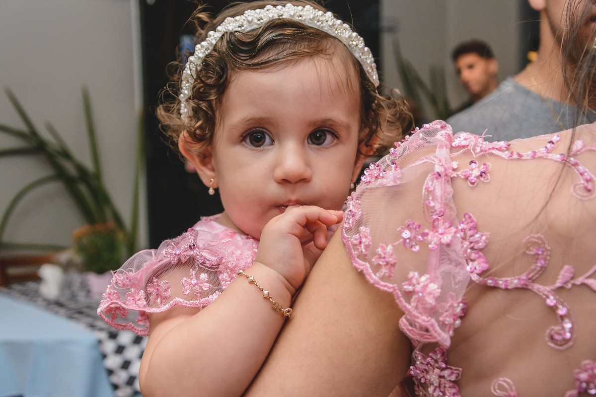 Retrato da aniversariante no colo da mãe na festa infantil de 1 ano - fotografia Cia P&B Produções - Santos -SP - Buffet Maison Royal