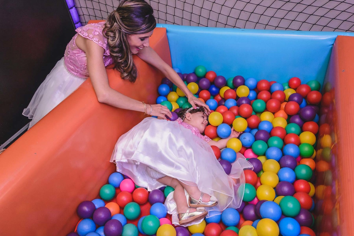 Foto da Mãe e filha brincando na piscina de bolinha na festa infantil de 1 ano - feita pela Cia P&B Produções - Santos -SP - Buffet Maison Royale