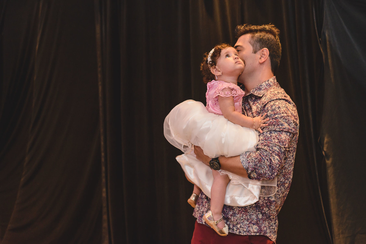 Foto do pai com a aniversariante no colo caminhando pela festa infantil de 1 ano - fotografia - Cia P&B Produções - Santos -SP - Buffet Maison Royal