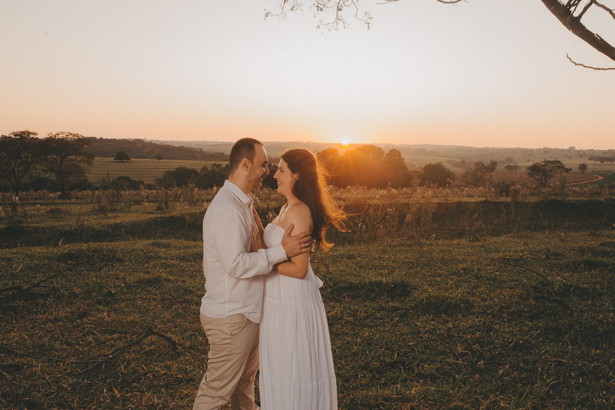 ensaio pre casamento fotografo de casamento noivado noivas vestido de noivado e de casamento fotografia no nascer do sol e no centro de presidente prudente