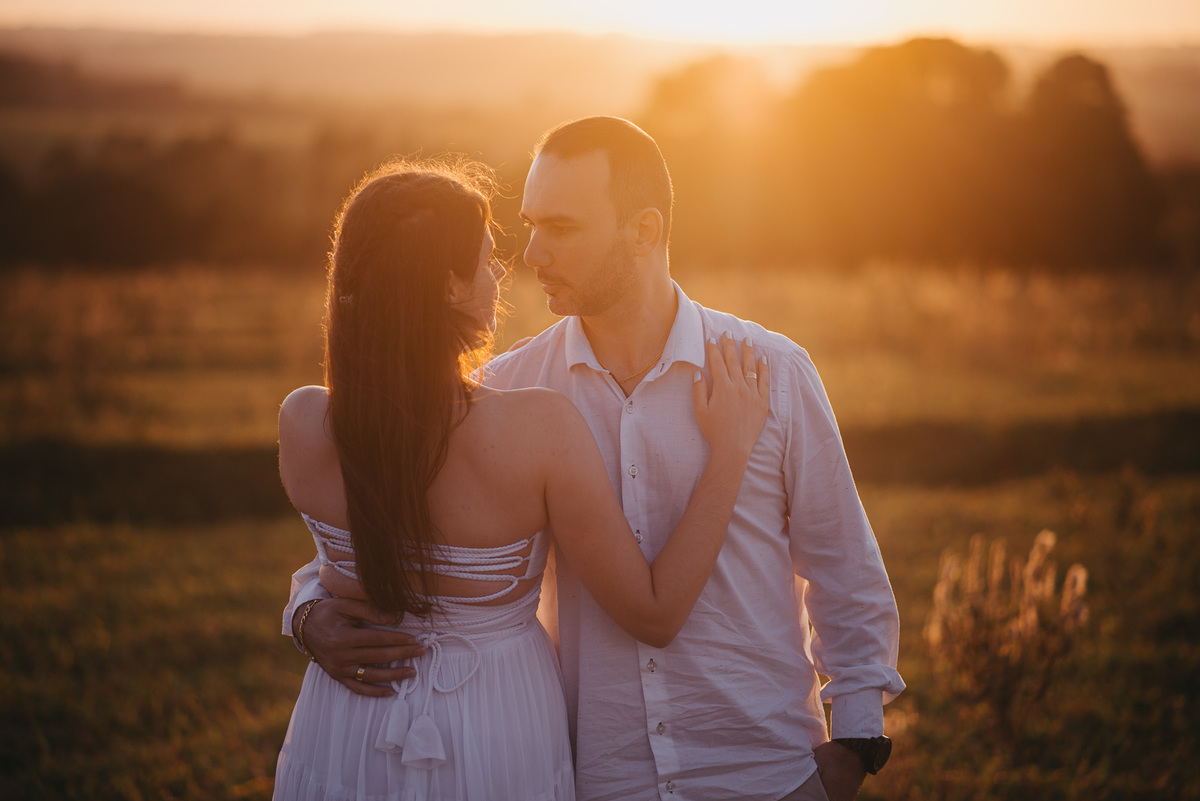 ensaio pre casamento fotografo de casamento noivado noivas vestido de noivado e de casamento fotografia no nascer do sol e no centro de presidente prudente