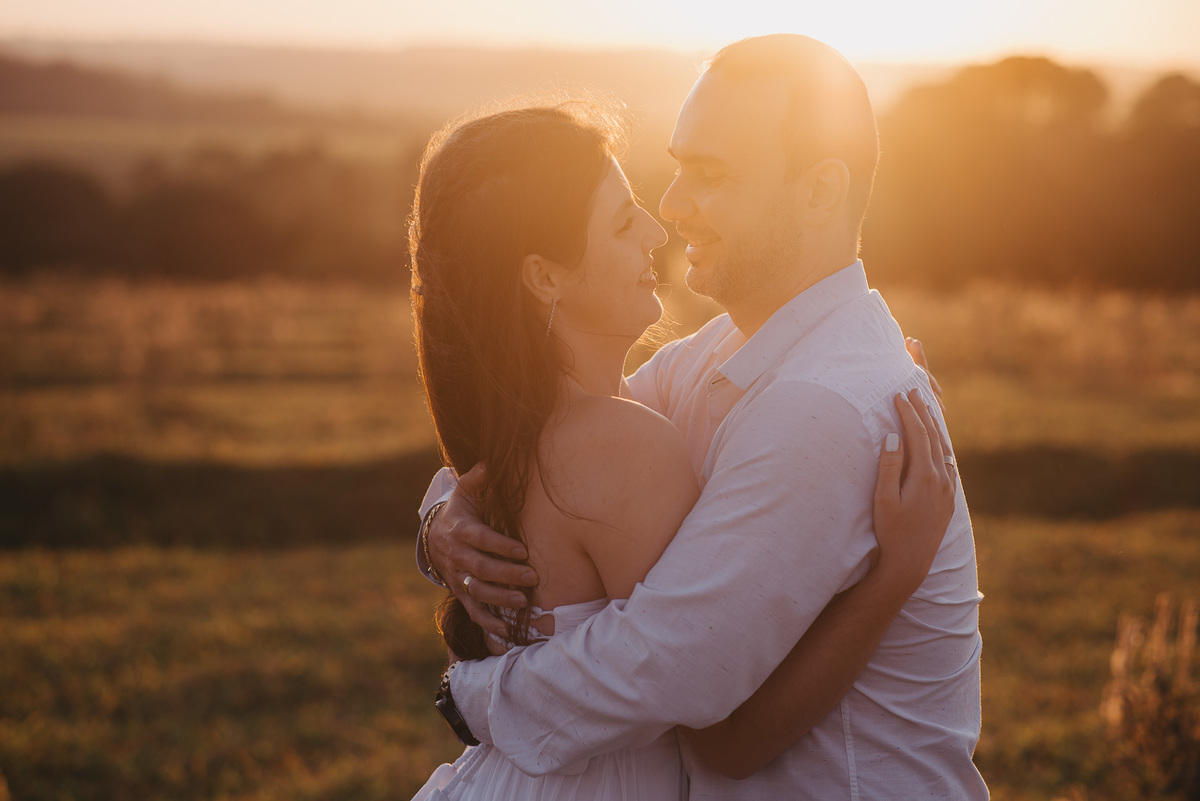 ensaio pre casamento fotografo de casamento noivado noivas vestido de noivado e de casamento fotografia no nascer do sol e no centro de presidente prudente