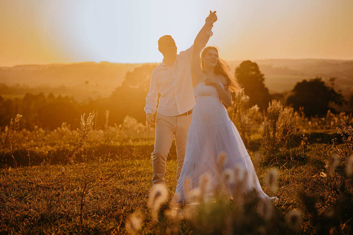 ensaio pre casamento fotografo de casamento noivado noivas vestido de noivado e de casamento fotografia no nascer do sol e no centro de presidente prudente