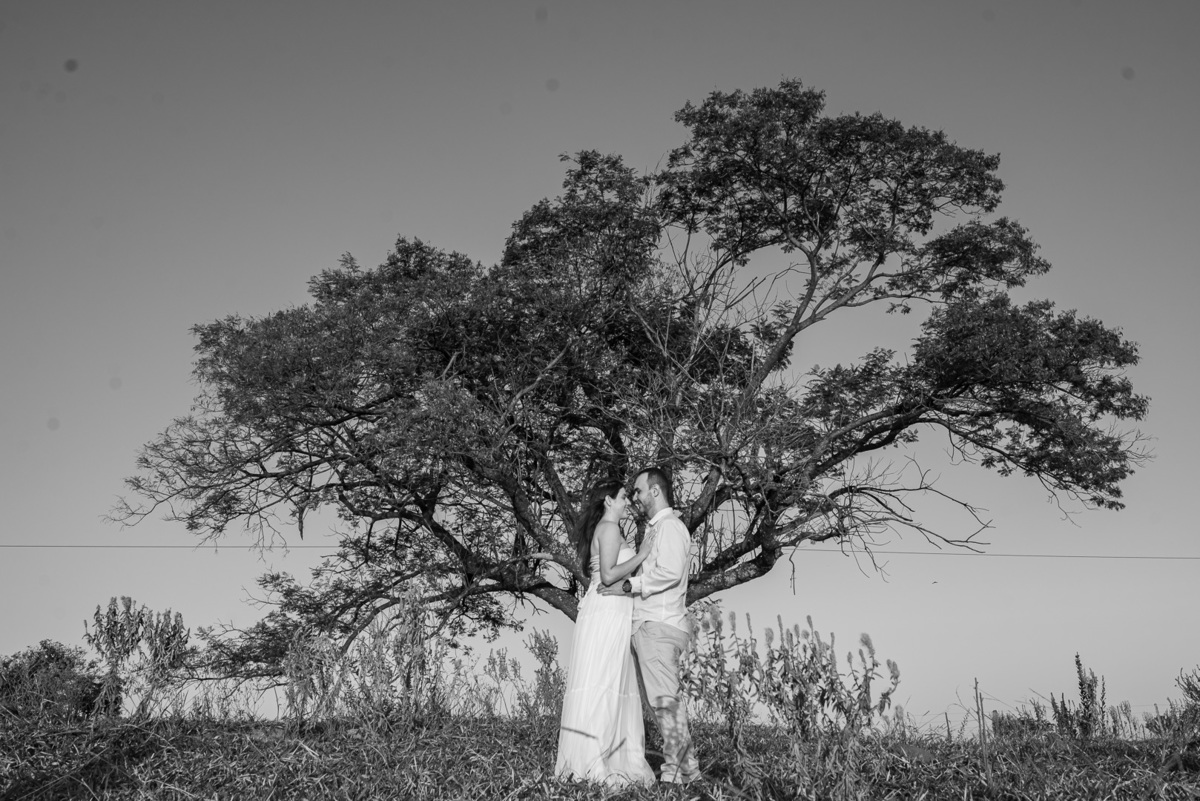 ensaio pre casamento fotografo de casamento noivado noivas vestido de noivado e de casamento fotografia no nascer do sol e no centro de presidente prudente