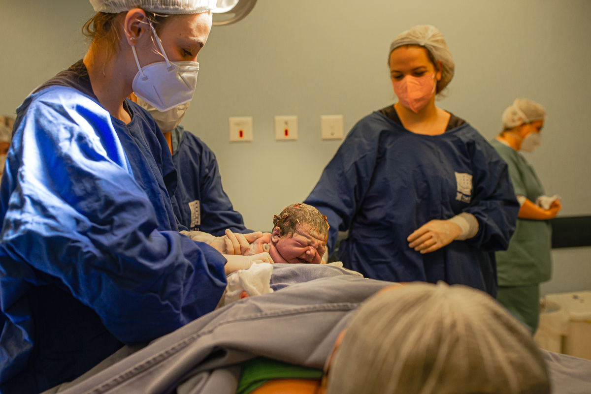 fotografia de parto no hospital iamada foto de parto cesarea gestante nascimento fotografo