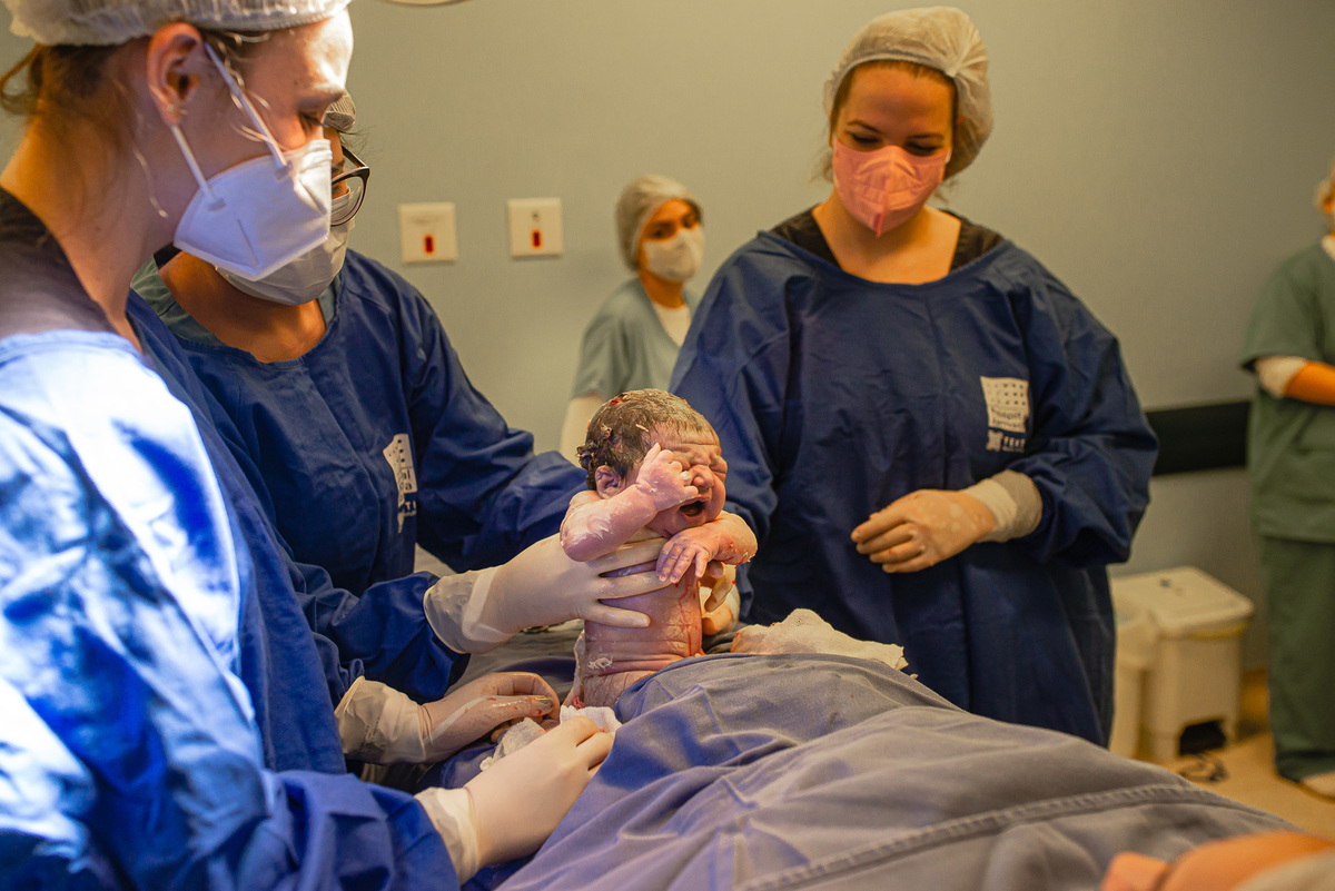 fotografia de parto no hospital iamada foto de parto cesarea gestante nascimento fotografo