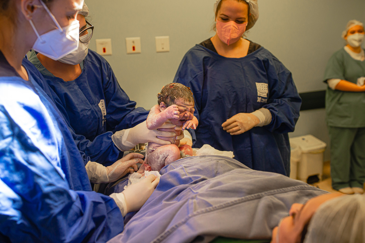 fotografia de parto no hospital iamada foto de parto cesarea gestante nascimento fotografo
