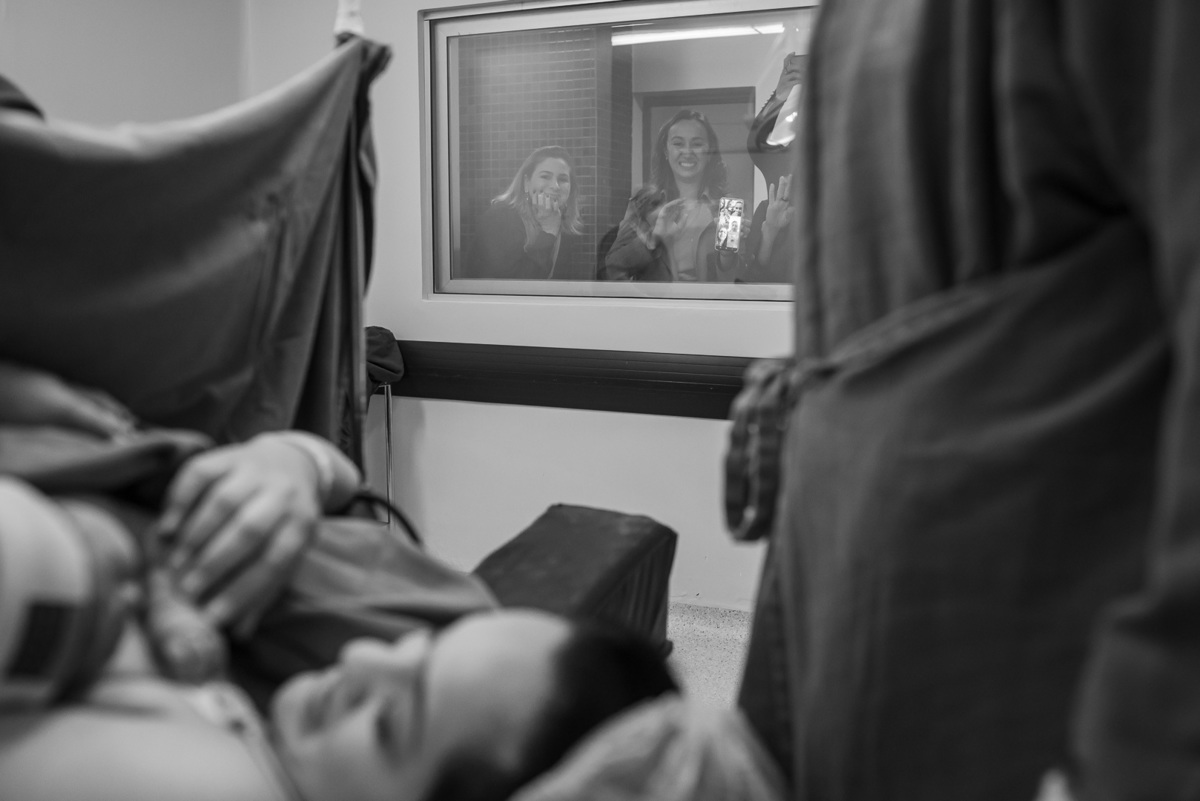 fotografia de parto no hospital iamada foto de parto cesarea gestante nascimento fotografo