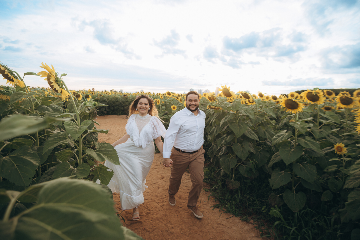 fotografo fotografosp ensaiocasal preweding noiva noivas vestido de noiva campo de giralssol girassois