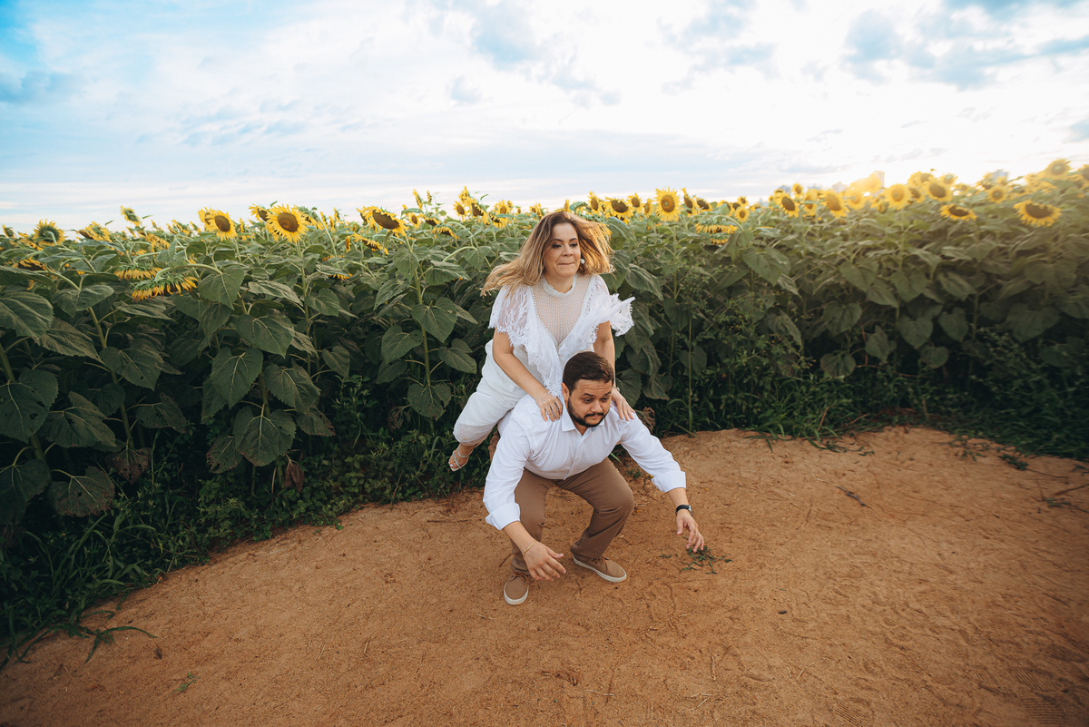 fotografo fotografosp ensaiocasal preweding noiva noivas vestido de noiva campo de giralssol girassois