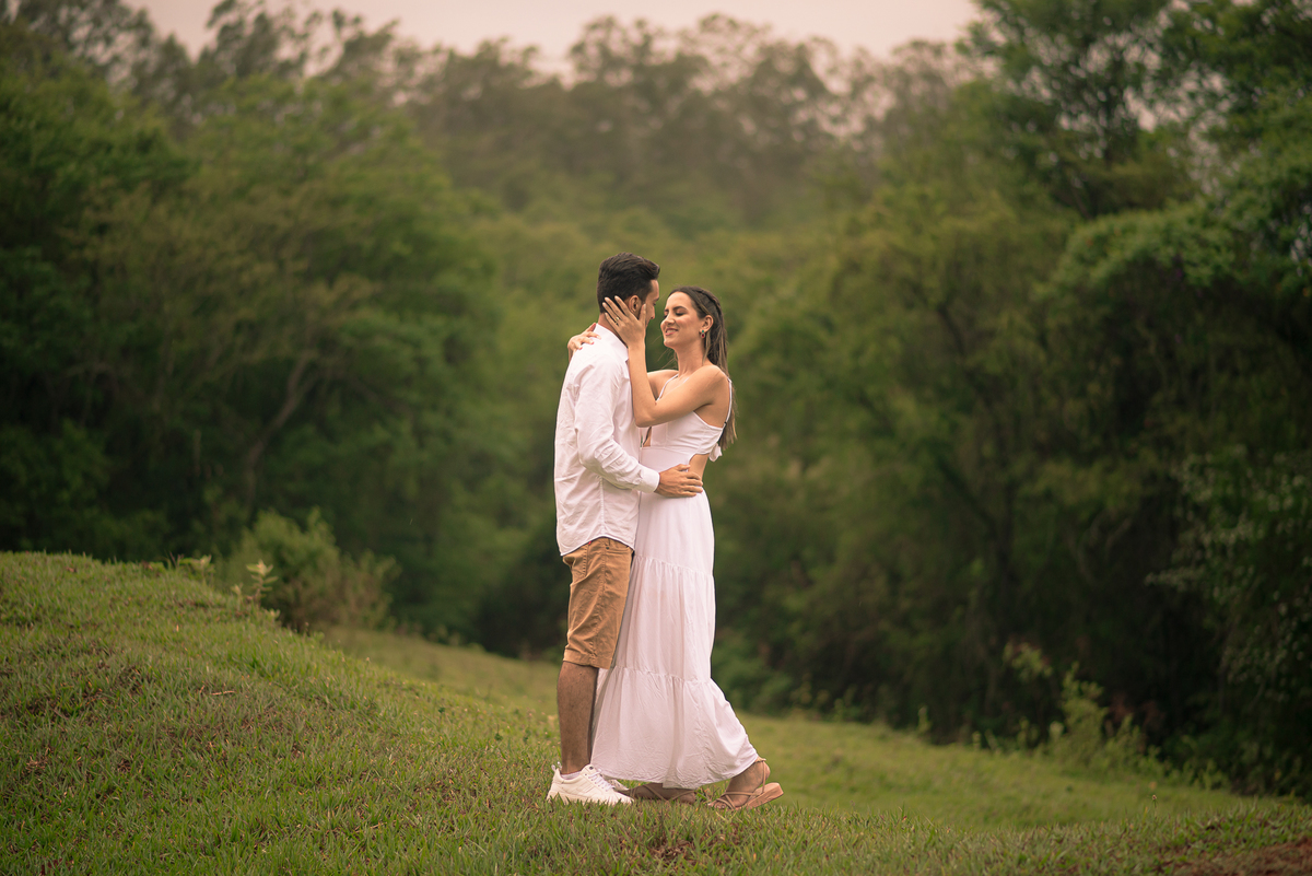 ensaio précasamento chuva fim de tarde montanha ensaio natureza casamento noiva vestido de noiva presidente prudente casamento no campo fotografia fotografo fotografo de casamento decoração de casamento pirapozinho 