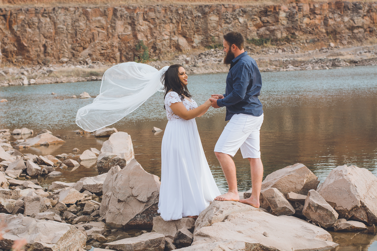 ENSAIO EXTERNO FOTOGRAFIA CASAL NOIVOS PEDREIRA RETRATO POSES CASAL