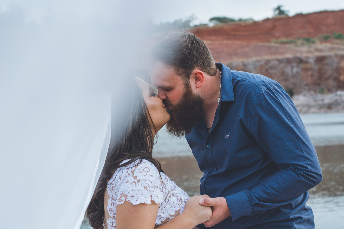 ENSAIO EXTERNO FOTOGRAFIA CASAL NOIVOS PEDREIRA RETRATO POSES CASAL VÉU DA NOIVA E CASAL