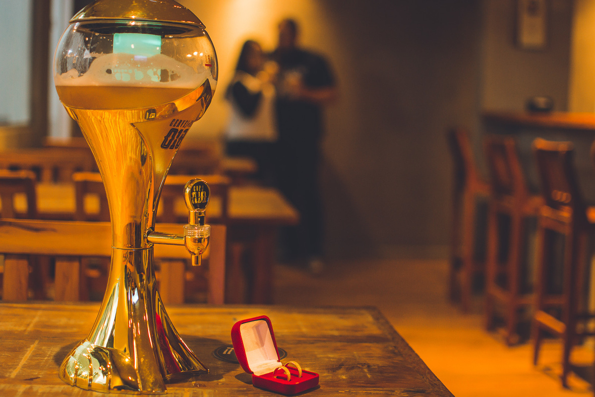 ENSAIO CRIATIVO DE CASAL NO BAR POSES PARA FOTOS E RETRATOS NOIVADO PREWEDDING