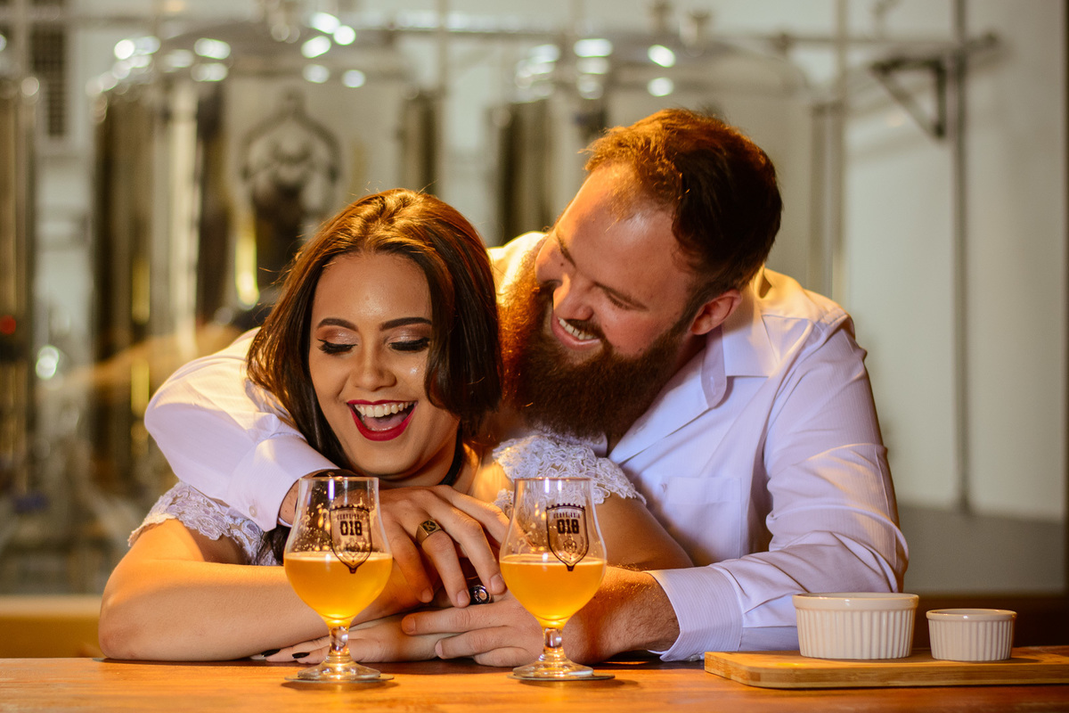ENSAIO CRIATIVO DE CASAL NO BAR POSES PARA FOTOS E RETRATOS NOIVADO PREWEDDING NA CERVEJARIA