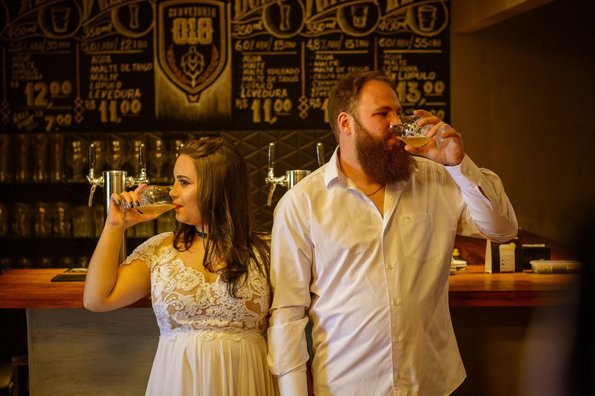 ENSAIO CRIATIVO DE CASAL NO BAR POSES PARA FOTOS E RETRATOS NOIVADO PREWEDDING NA CERVEJARIA