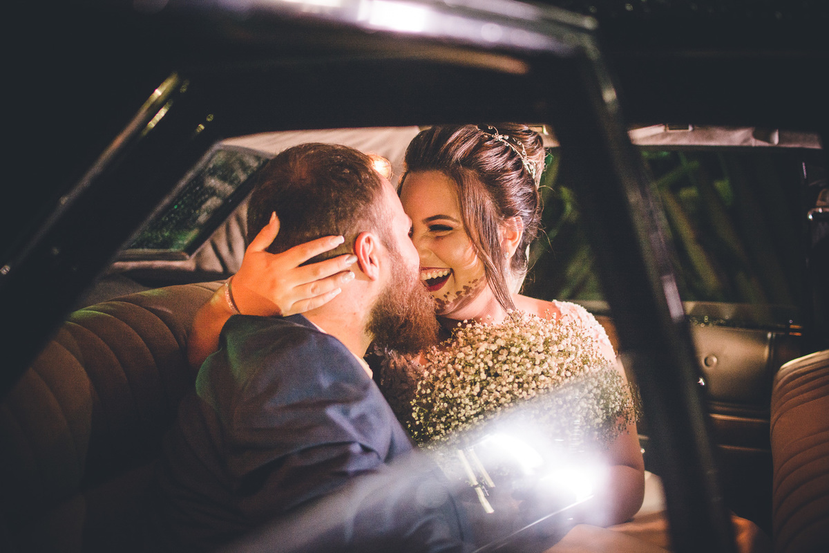 FOTOGRAFIA CASAMENTO NOIVA MAQUIAGEM NOIVO BARBEARIA EMOÇÃO CASAMENTO FOTOS CRIATIVAS FOTOS DA IGREJA CASAL WEDDING FOTOS DA FESTA DE CASAMENTO CASAL NO FINAL DA FESTA FOTOS DEPOIS DA IGREJA 