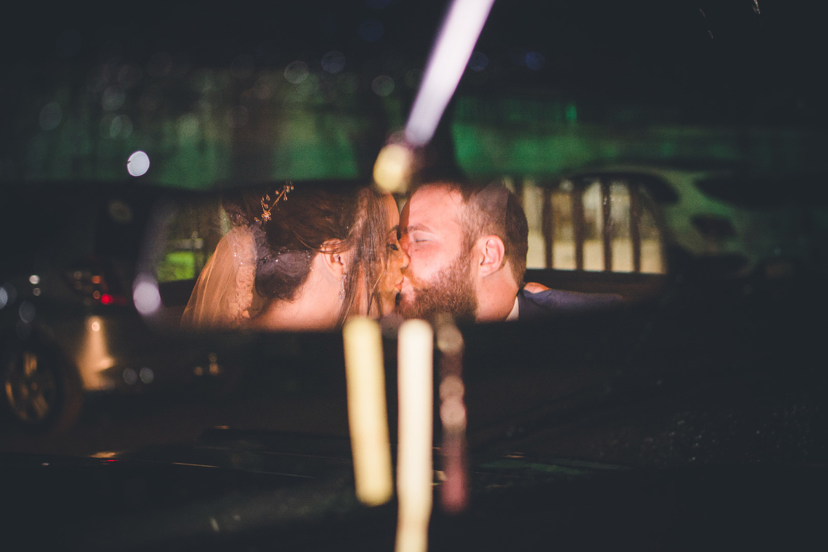 FOTOGRAFIA CASAMENTO NOIVA MAQUIAGEM NOIVO BARBEARIA EMOÇÃO CASAMENTO FOTOS CRIATIVAS FOTOS DA IGREJA CASAL WEDDING FOTOS DA FESTA DE CASAMENTO CASAL NO FINAL DA FESTA FOTOS DEPOIS DA IGREJA 