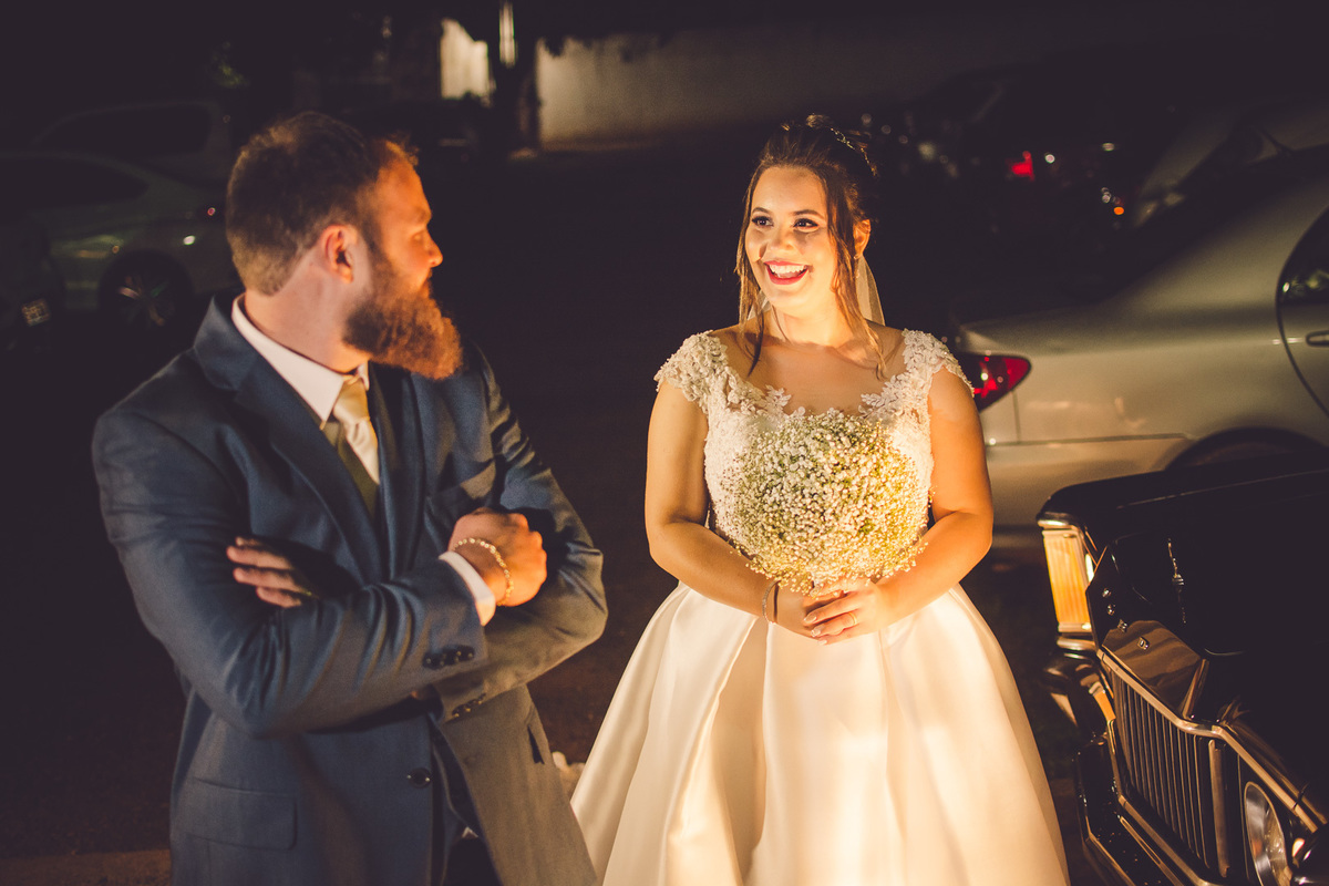 FOTOGRAFIA CASAMENTO NOIVA MAQUIAGEM NOIVO BARBEARIA EMOÇÃO CASAMENTO FOTOS CRIATIVAS FOTOS DA IGREJA CASAL WEDDING FOTOS DA FESTA DE CASAMENTO CASAL NO FINAL DA FESTA FOTOS DEPOIS DA IGREJA 