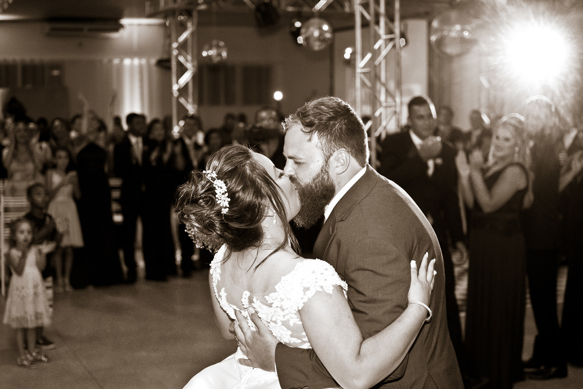 FOTOGRAFIA CASAMENTO NOIVA MAQUIAGEM NOIVO BARBEARIA EMOÇÃO CASAMENTO FOTOS CRIATIVAS FOTOS DA IGREJA CASAL WEDDING FOTOS DA FESTA DE CASAMENTO CASAL NO FINAL DA FESTA FOTOS DEPOIS DA IGREJA 