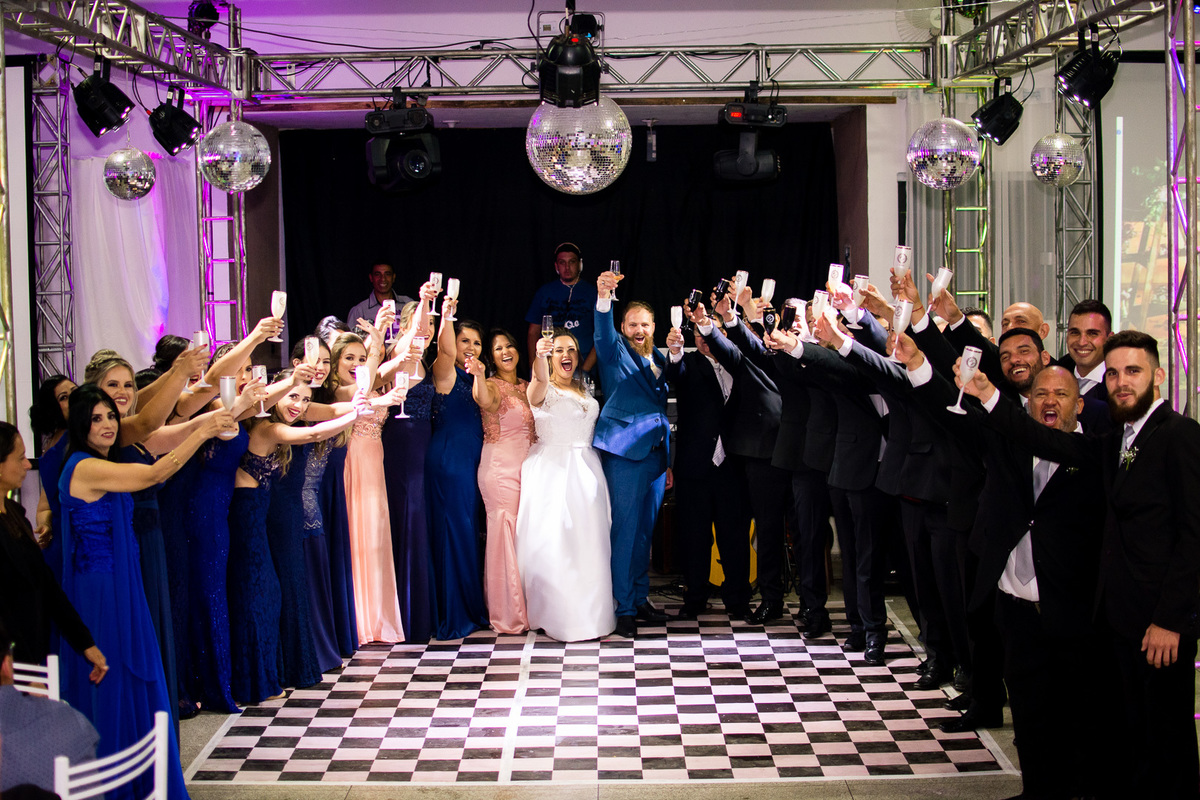 FOTOGRAFIA CASAMENTO NOIVA MAQUIAGEM NOIVO BARBEARIA EMOÇÃO CASAMENTO FOTOS CRIATIVAS FOTOS DA IGREJA CASAL WEDDING FOTOS DA FESTA DE CASAMENTO CASAL NO FINAL DA FESTA FOTOS DEPOIS DA IGREJA 