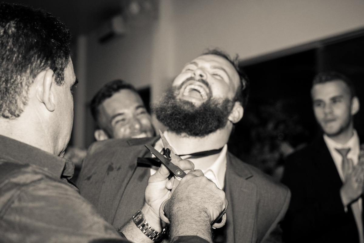 FOTOGRAFIA CASAMENTO NOIVA MAQUIAGEM NOIVO BARBEARIA EMOÇÃO CASAMENTO FOTOS CRIATIVAS FOTOS DA IGREJA CASAL WEDDING FOTOS DA FESTA DE CASAMENTO CASAL NO FINAL DA FESTA FOTOS DEPOIS DA IGREJA 