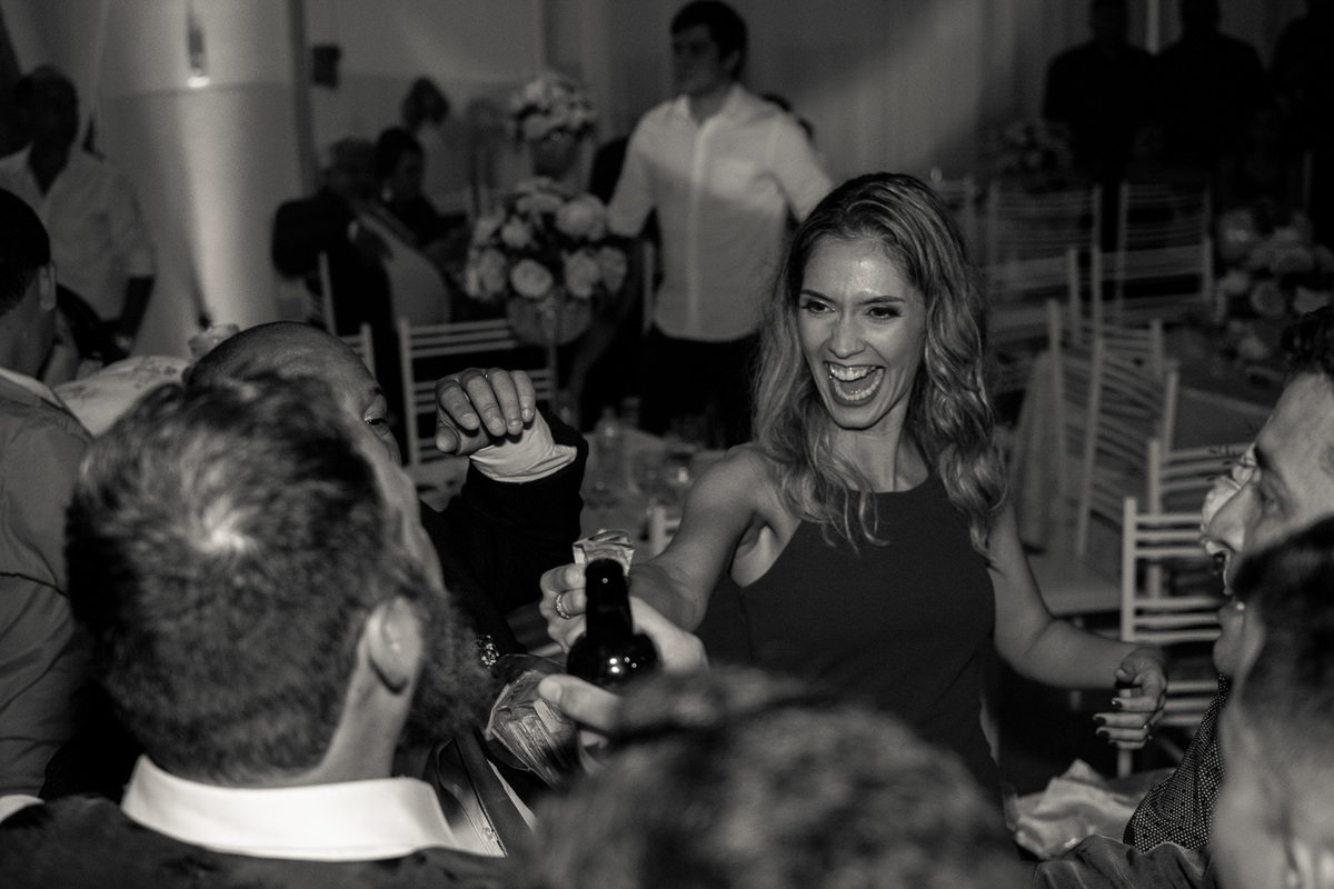 FOTOGRAFIA CASAMENTO NOIVA MAQUIAGEM NOIVO BARBEARIA EMOÇÃO CASAMENTO FOTOS CRIATIVAS FOTOS DA IGREJA CASAL WEDDING FOTOS DA FESTA DE CASAMENTO CASAL NO FINAL DA FESTA FOTOS DEPOIS DA IGREJA 