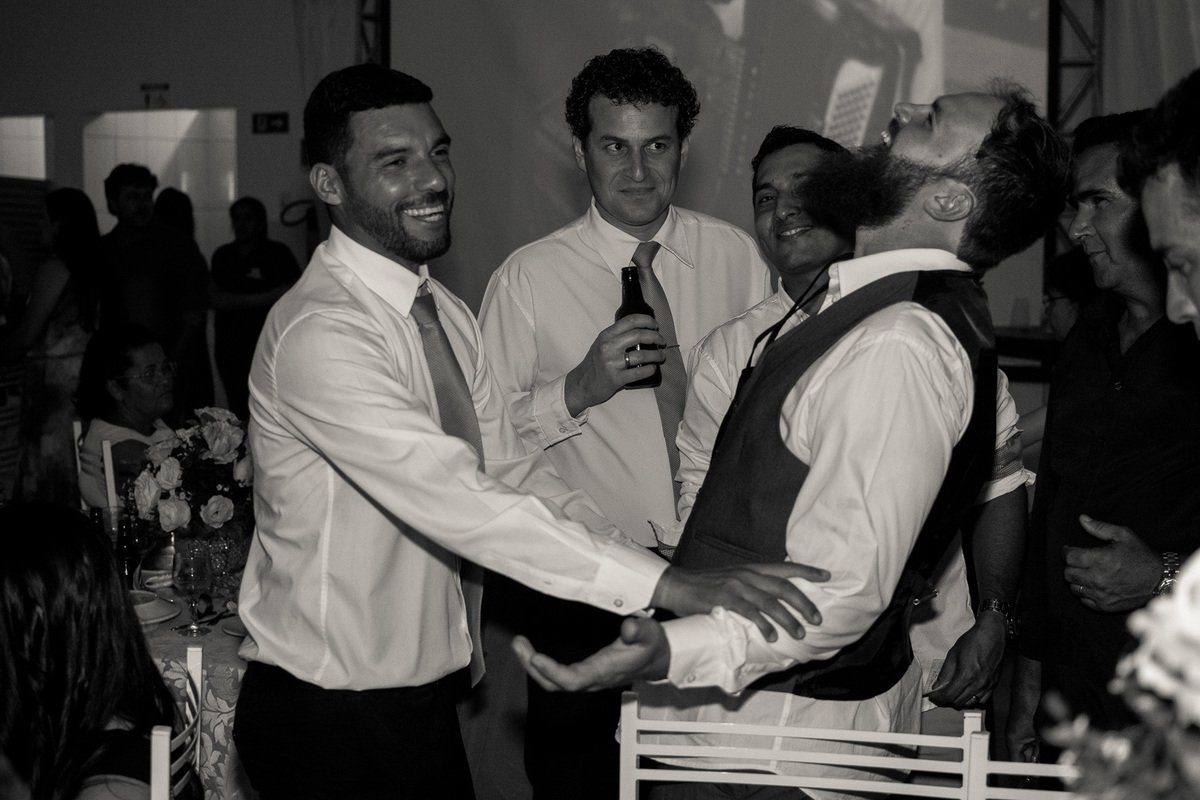 FOTOGRAFIA CASAMENTO NOIVA MAQUIAGEM NOIVO BARBEARIA EMOÇÃO CASAMENTO FOTOS CRIATIVAS FOTOS DA IGREJA CASAL WEDDING FOTOS DA FESTA DE CASAMENTO CASAL NO FINAL DA FESTA FOTOS DEPOIS DA IGREJA 