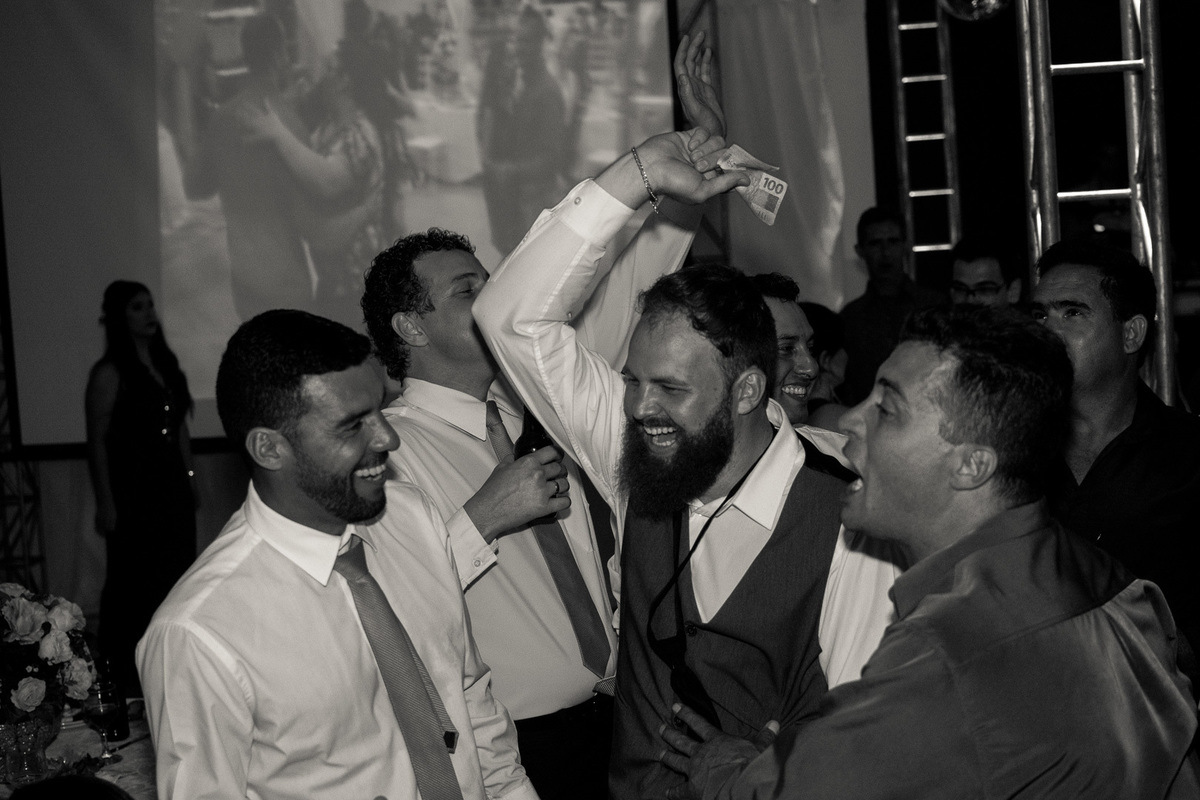 FOTOGRAFIA CASAMENTO NOIVA MAQUIAGEM NOIVO BARBEARIA EMOÇÃO CASAMENTO FOTOS CRIATIVAS FOTOS DA IGREJA CASAL WEDDING FOTOS DA FESTA DE CASAMENTO CASAL NO FINAL DA FESTA FOTOS DEPOIS DA IGREJA 