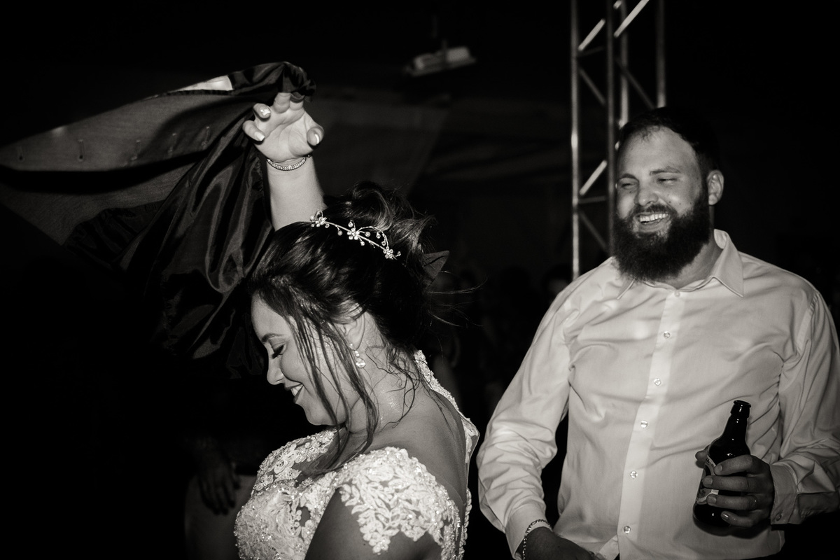 FOTOGRAFIA CASAMENTO NOIVA MAQUIAGEM NOIVO BARBEARIA EMOÇÃO CASAMENTO FOTOS CRIATIVAS FOTOS DA IGREJA CASAL WEDDING FOTOS DA FESTA DE CASAMENTO CASAL NO FINAL DA FESTA FOTOS DEPOIS DA IGREJA 