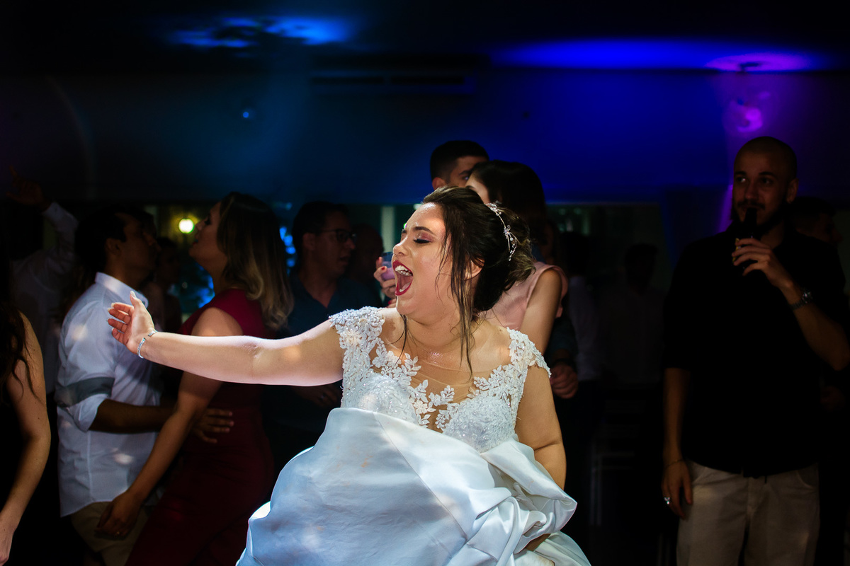 FOTOGRAFIA CASAMENTO NOIVA MAQUIAGEM NOIVO BARBEARIA EMOÇÃO CASAMENTO FOTOS CRIATIVAS FOTOS DA IGREJA CASAL WEDDING FOTOS DA FESTA DE CASAMENTO CASAL NO FINAL DA FESTA FOTOS DEPOIS DA IGREJA 