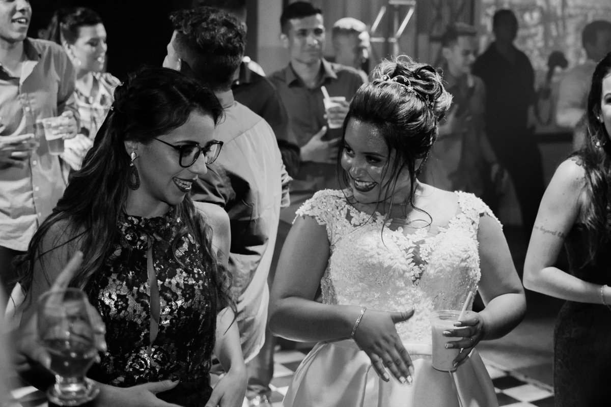 FOTOGRAFIA CASAMENTO NOIVA MAQUIAGEM NOIVO BARBEARIA EMOÇÃO CASAMENTO FOTOS CRIATIVAS FOTOS DA IGREJA CASAL WEDDING FOTOS DA FESTA DE CASAMENTO CASAL NO FINAL DA FESTA FOTOS DEPOIS DA IGREJA 