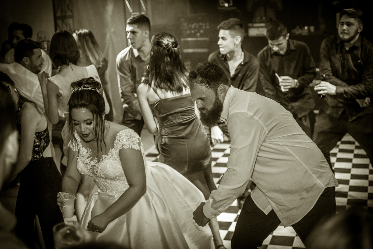 FOTOGRAFIA CASAMENTO NOIVA MAQUIAGEM NOIVO BARBEARIA EMOÇÃO CASAMENTO FOTOS CRIATIVAS FOTOS DA IGREJA CASAL WEDDING FOTOS DA FESTA DE CASAMENTO CASAL NO FINAL DA FESTA FOTOS DEPOIS DA IGREJA 