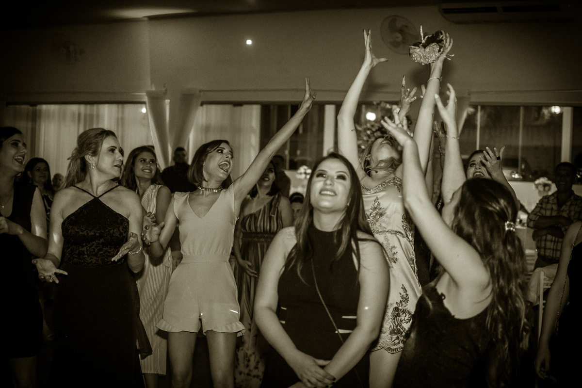 FOTOGRAFIA CASAMENTO NOIVA MAQUIAGEM NOIVO BARBEARIA EMOÇÃO CASAMENTO FOTOS CRIATIVAS FOTOS DA IGREJA CASAL WEDDING FOTOS DA FESTA DE CASAMENTO CASAL NO FINAL DA FESTA FOTOS DEPOIS DA IGREJA 