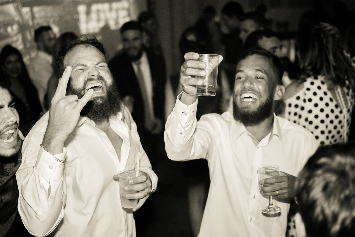 FOTOGRAFIA CASAMENTO NOIVA MAQUIAGEM NOIVO BARBEARIA EMOÇÃO CASAMENTO FOTOS CRIATIVAS FOTOS DA IGREJA CASAL WEDDING FOTOS DA FESTA DE CASAMENTO CASAL NO FINAL DA FESTA FOTOS DEPOIS DA IGREJA 