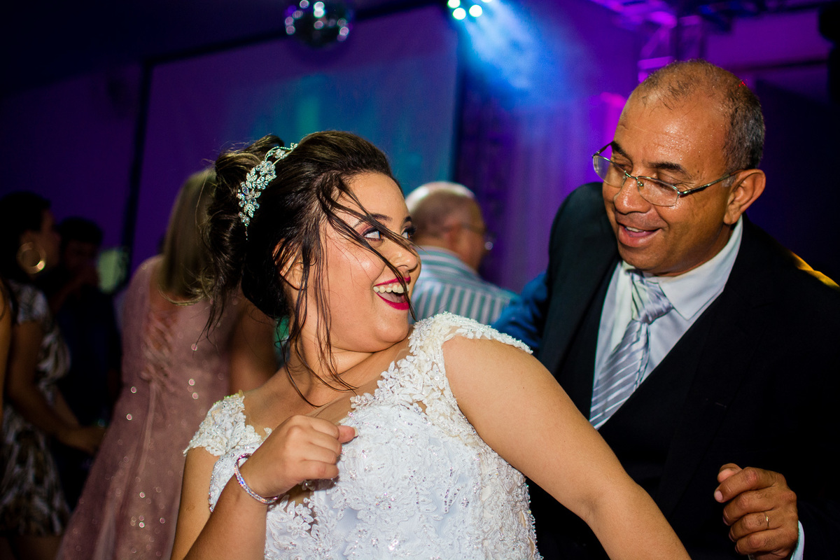 FOTOGRAFIA CASAMENTO NOIVA MAQUIAGEM NOIVO BARBEARIA EMOÇÃO CASAMENTO FOTOS CRIATIVAS FOTOS DA IGREJA CASAL WEDDING FOTOS DA FESTA DE CASAMENTO CASAL NO FINAL DA FESTA FOTOS DEPOIS DA IGREJA 