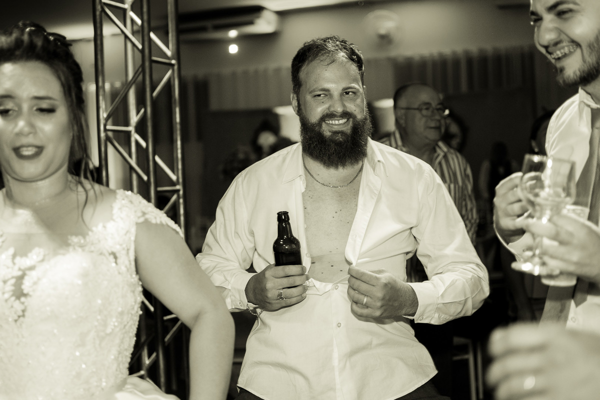 FOTOGRAFIA CASAMENTO NOIVA MAQUIAGEM NOIVO BARBEARIA EMOÇÃO CASAMENTO FOTOS CRIATIVAS FOTOS DA IGREJA CASAL WEDDING FOTOS DA FESTA DE CASAMENTO CASAL NO FINAL DA FESTA FOTOS DEPOIS DA IGREJA 