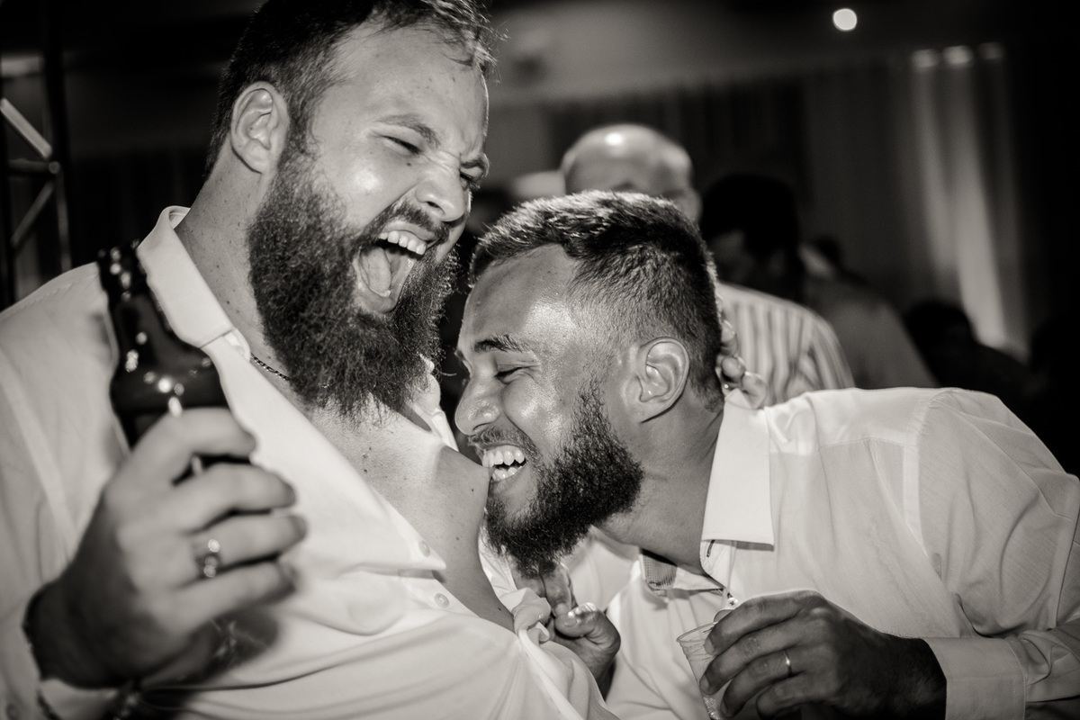 FOTOGRAFIA CASAMENTO NOIVA MAQUIAGEM NOIVO BARBEARIA EMOÇÃO CASAMENTO FOTOS CRIATIVAS FOTOS DA IGREJA CASAL WEDDING FOTOS DA FESTA DE CASAMENTO CASAL NO FINAL DA FESTA FOTOS DEPOIS DA IGREJA 