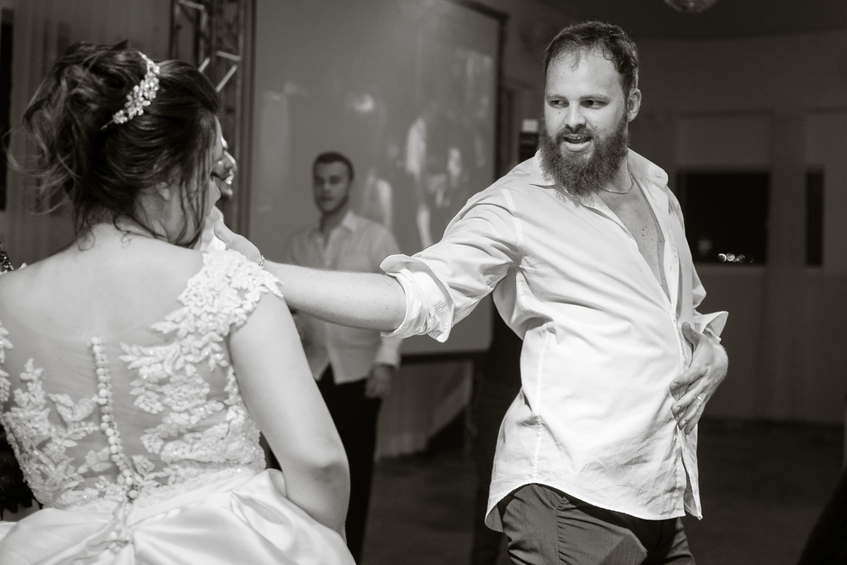 FOTOGRAFIA CASAMENTO NOIVA MAQUIAGEM NOIVO BARBEARIA EMOÇÃO CASAMENTO FOTOS CRIATIVAS FOTOS DA IGREJA CASAL WEDDING FOTOS DA FESTA DE CASAMENTO CASAL NO FINAL DA FESTA FOTOS DEPOIS DA IGREJA 