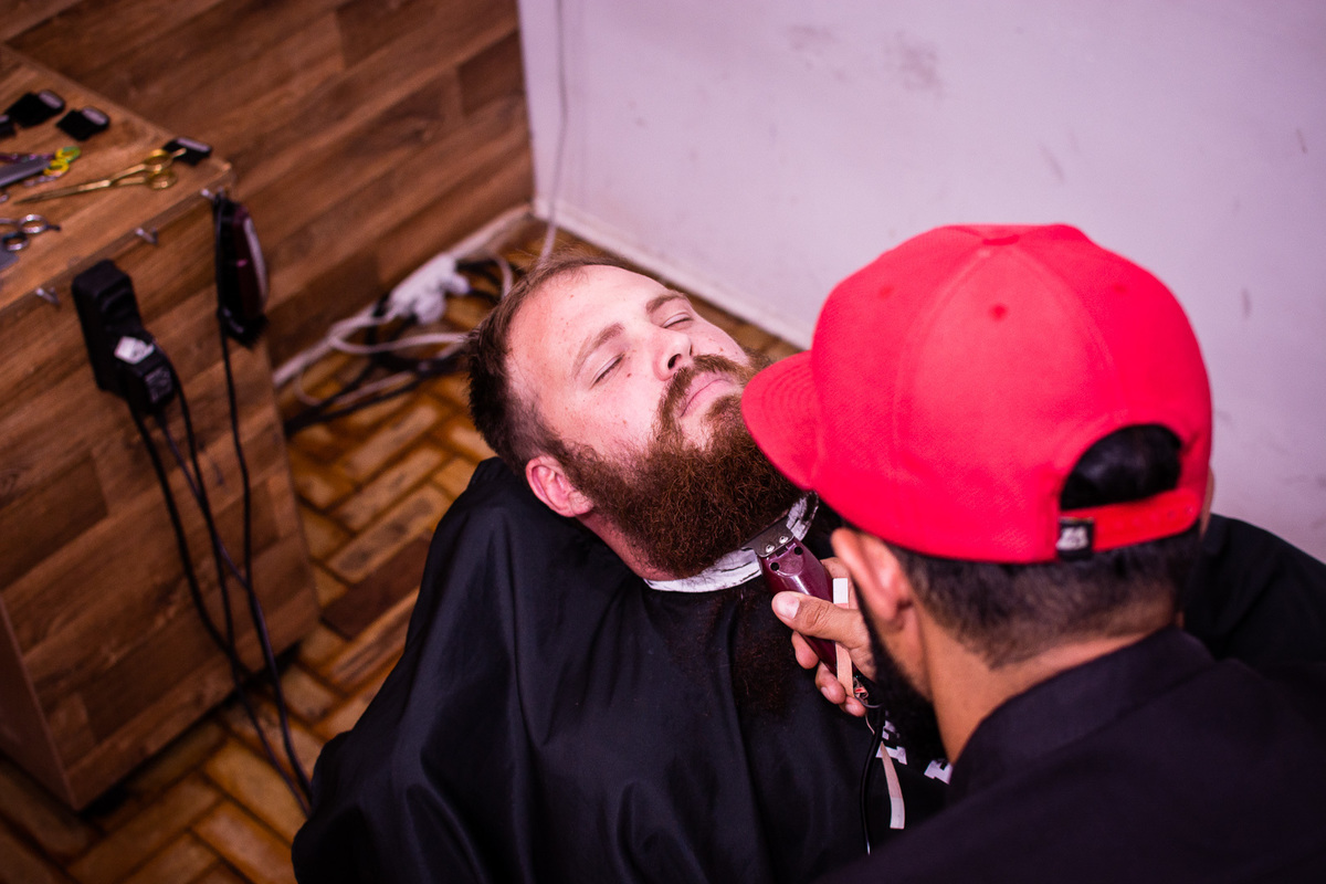 FOTOGRAFIA CASAMENTO NOIVA MAQUIAGEM NOIVO BARBEARIA EMOÇÃO CASAMENTO FOTOS CRIATIVAS FOTOS DA IGREJA CASAL WEDDING FOTOS DA FESTA DE CASAMENTO CASAL NO FINAL DA FESTA FOTOS DEPOIS DA IGREJA 